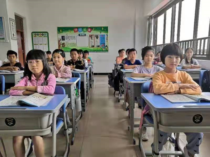博仕有成課桌椅入住張乾小學(xué)教室