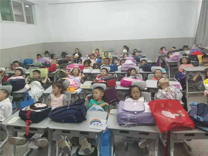 博仕有成課桌椅進(jìn)駐太原萬柏林公園路小學(xué)(圖2)